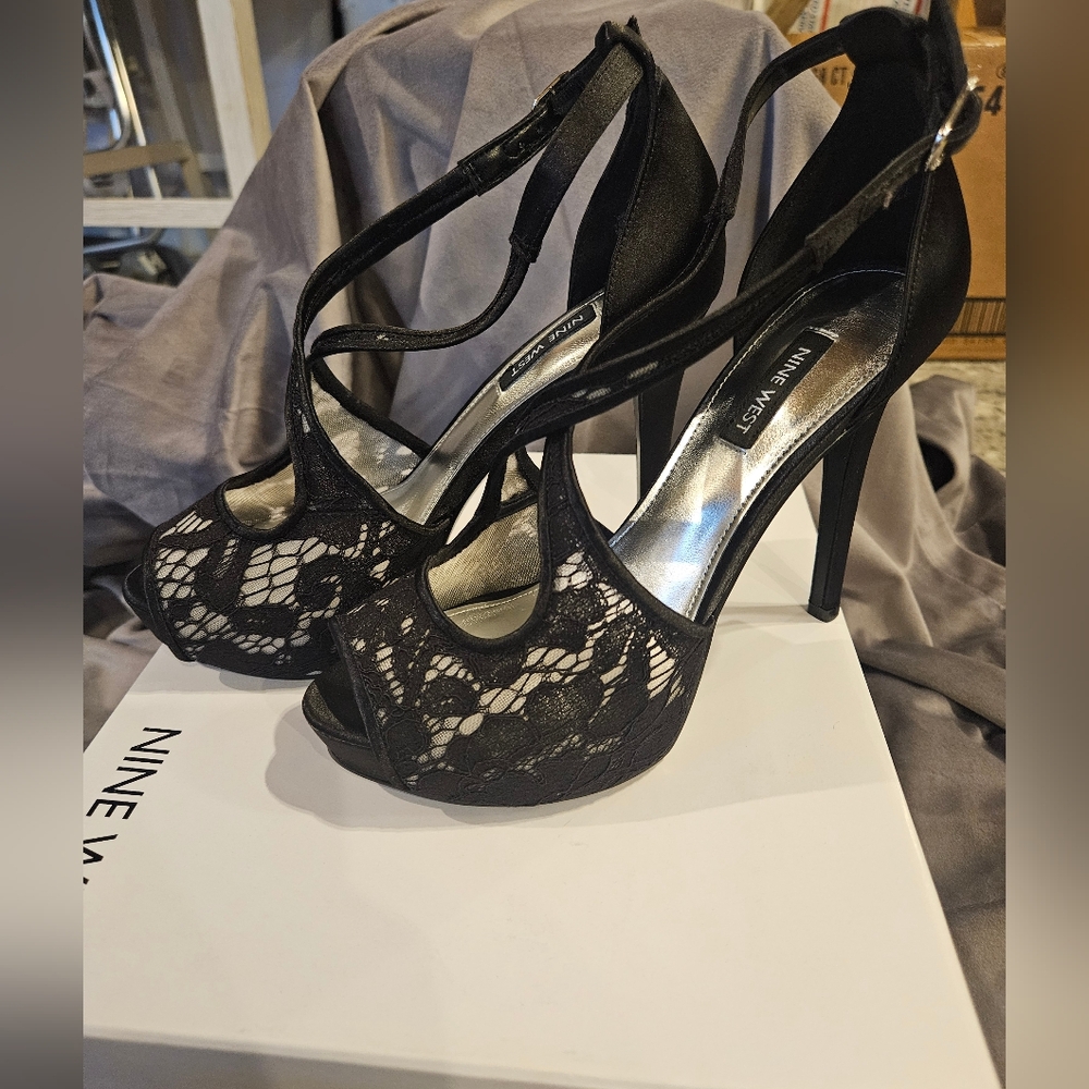 Hanya Peep Toe Platform Pumps - 7 Black Lace